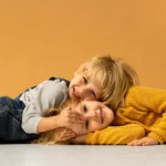 rois enfants souriants, enlacés