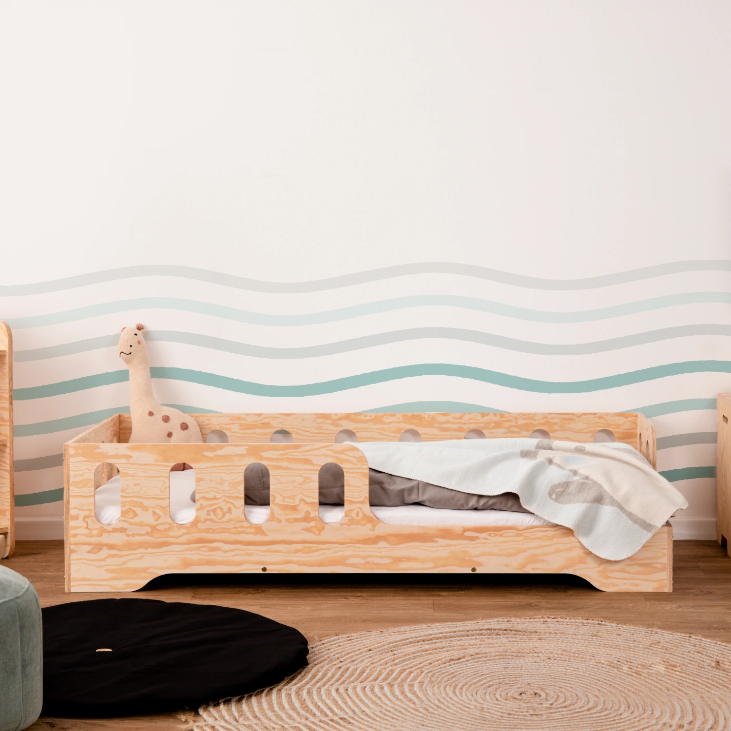 Lit simple enfant en bois avec barrière de sécurité et sommier TILA 1 Montessori