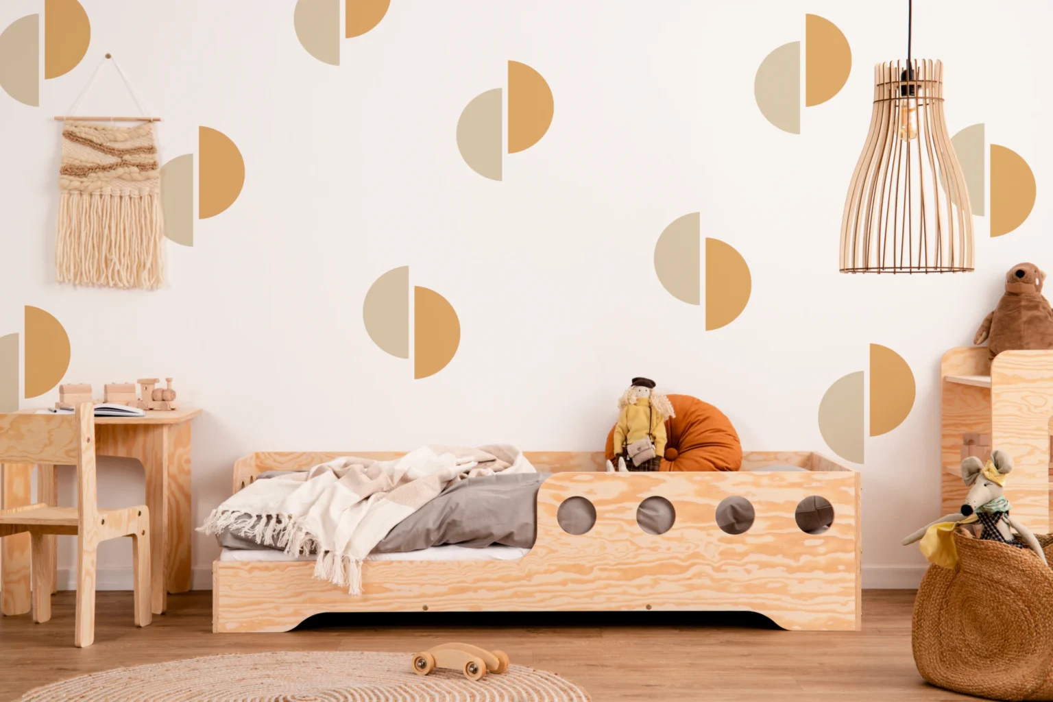 Lit simple enfant en bois avec barrière de sécurité et sommier TILA 5 Montessori