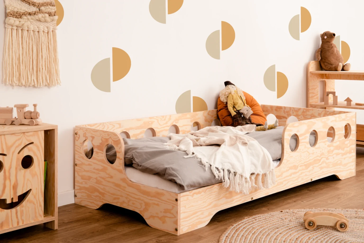 Lit enfant Montessori Tila 5 en bois naturel avec entrée à gauche et barrière ajourée