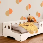 Lit en bois fabriqué en contreplaqué de pin couleur blanc avec entrée à gauche