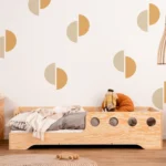 Lit en bois fabriqué en contreplaqué de pin couleur bois verni avec entrée à gauche