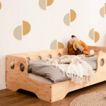 Lit en bois fabriqué en contreplaqué de pin couleur bois verni avec entrée à gauche
