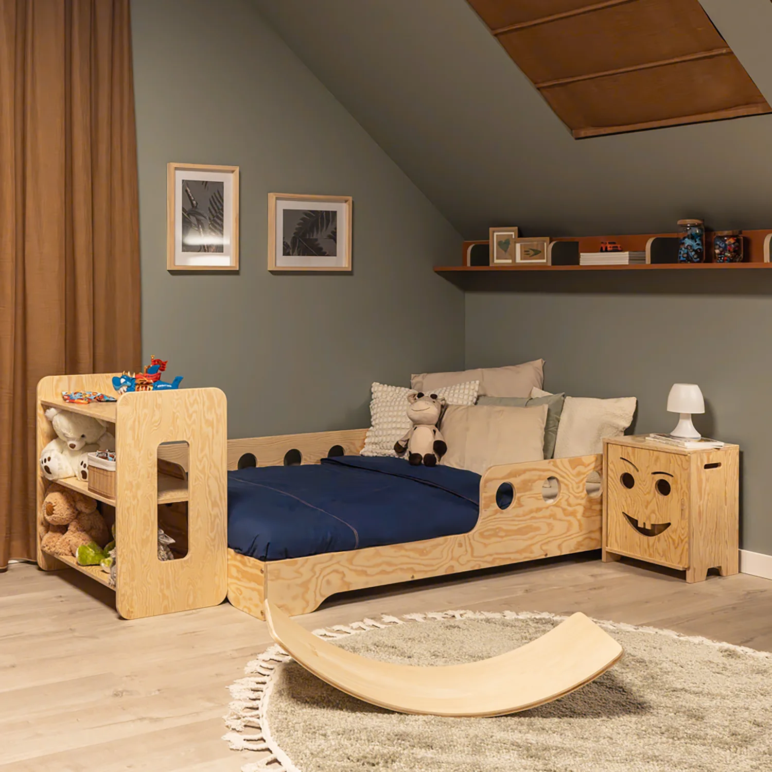 Lit pour enfants Tila 5 de Smartwood dans une chambre d'enfant aménagée, avec une structure en bois naturel, des barrières de sécurité et des espaces de rangement pratiques intégrés.