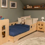 Lit enfant en bois en contreplaqué de pin couleur bois naturel dans une chambre d’enfant