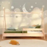 Lit pour enfant en bois de style tipi fabriqué en contreplaqué de pin de couleur bois naturel avec une barrière latérale