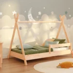 Lit pour enfant en bois de style tipi fabriqué en contreplaqué de pin de couleur bois naturel avec une barrière latérale