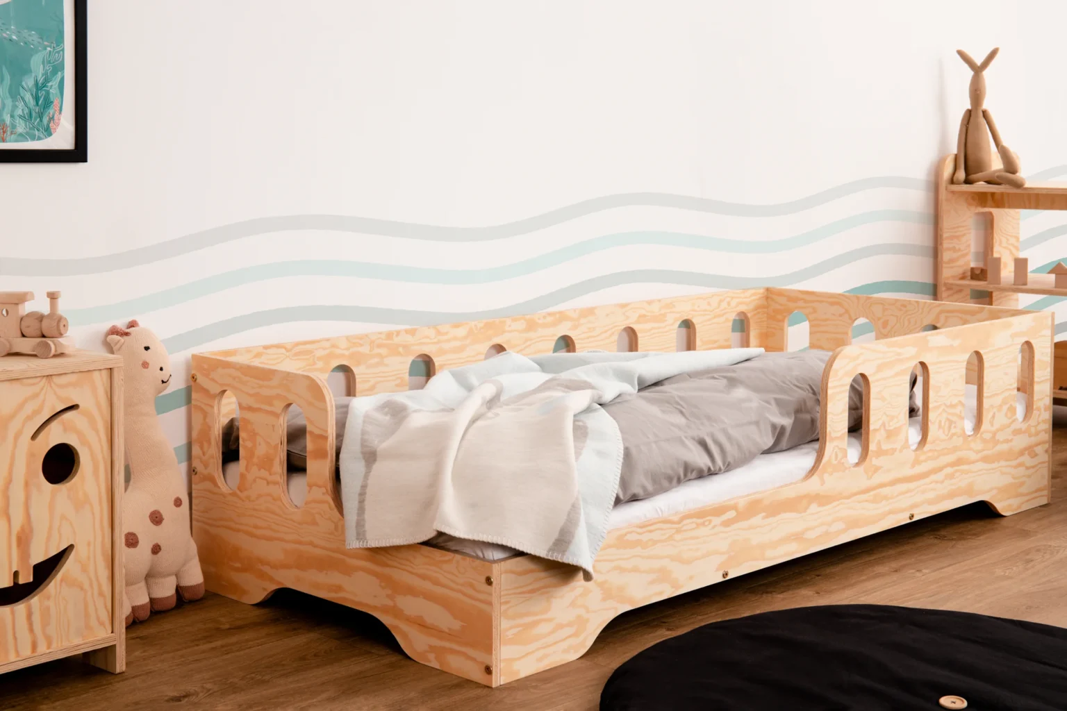 Lit enfant Montessori Tila 1 en bois naturel avec entrée à gauche et barrière ajourée