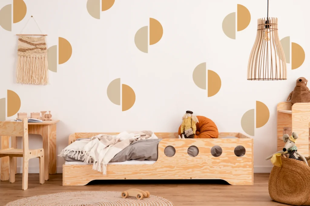 Lit en bois fabriqué en contreplaqué de pin couleur bois verni avec entrée à gauche