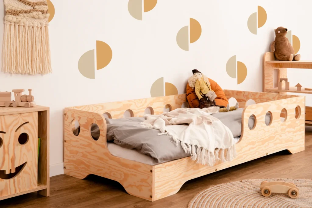 Lit en bois fabriqué en contreplaqué de pin couleur bois verni avec entrée à gauche