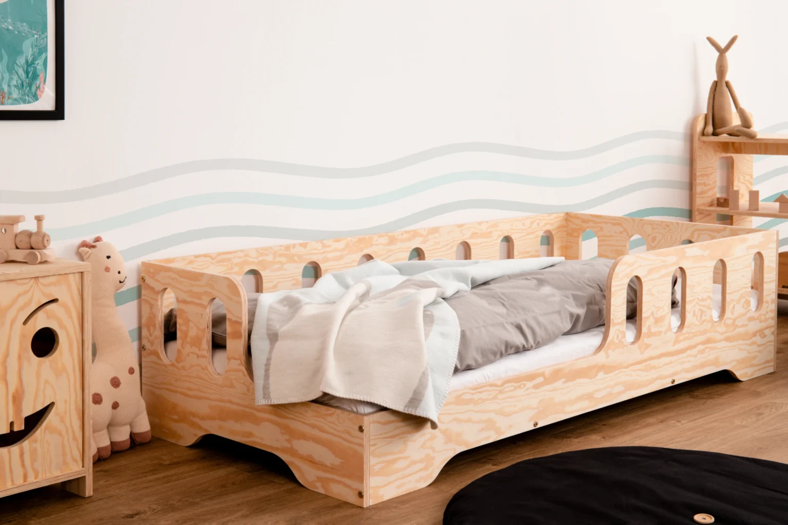 Lit enfant Montessori Tila 1 en bois naturel avec entrée à gauche et barrière ajourée