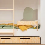 Barrière de protection en bois pour lit d’enfant fabriquée en contreplaqué de pin de couleur bois naturel