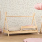 Lit enfant en bois de style tipi fabriqué en contreplaqué de pin équipé d’une barrière latérale supplémentaire