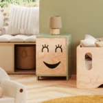 Armoire pour enfants en bois avec un visage souriant aux yeux fermés s’ouvrant vers la gauche en couleur vert
