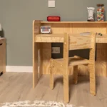Photo du bureau pour enfants MIMI BRK en contreplaqué de pin style Montessori, avec l’armoire KAPI en arrière-plan.