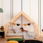 Lit enfant en forme de maison en fabriqué contreplaqué de pin couleur bois naturel avec une fenêtre dans le toit