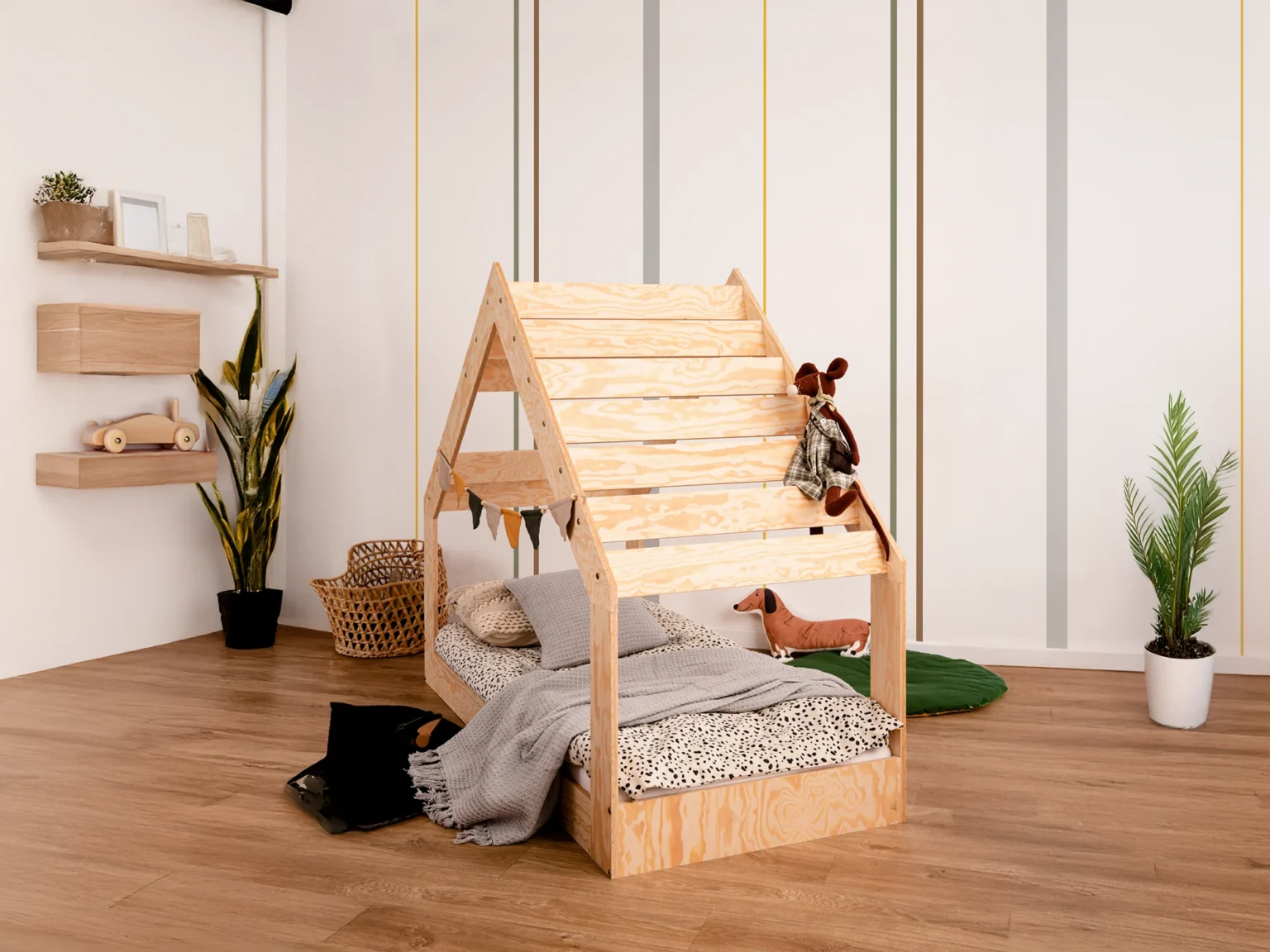 Lit cabane en bois pour enfant structure basse avec sommier MOON G Montessori