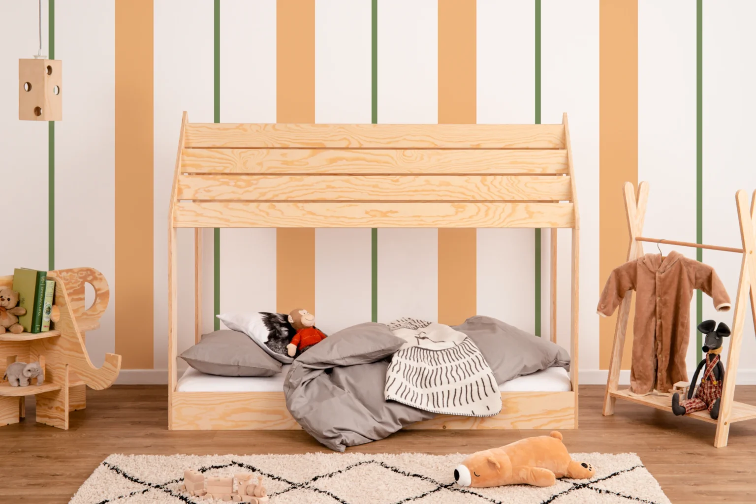Lit cabane en bois pour enfant avec structure basse et sommier MOON M Montessori