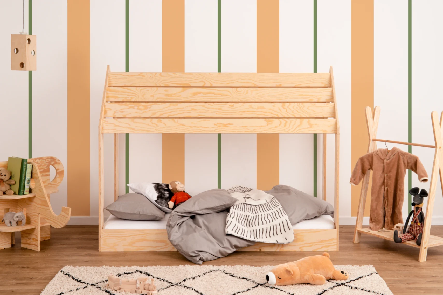 Lit cabane en pin pour enfant avec structure basse et sommier MOON M scandinave