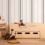 Lit en bois fabriqué en contreplaqué de pin couleur naturel avec entrée à gauche et tiroir