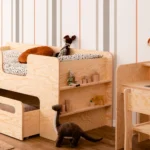 Lit en bois fabriqué en contreplaqué de pin couleur naturel avec entrée à droite et tiroir
