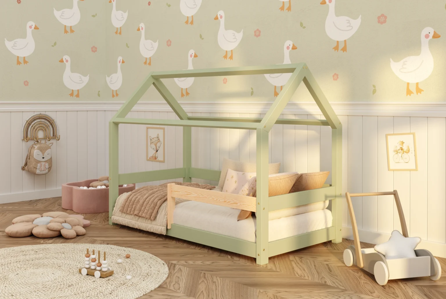 Lit cabane enfant MILO vert avec barrière en bois naturel dans une chambre d'enfant