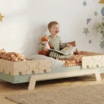 « Lit enfant en bois style Montessori, vert, avec protections puzzle »