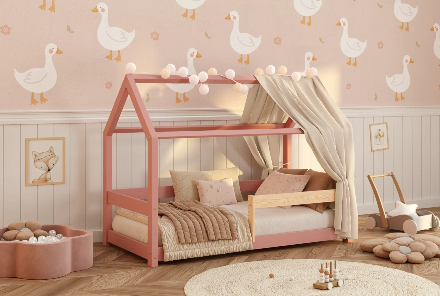 Lit cabane enfant Milo rose avec rideaux beige et barrière en bois dans une chambre d'enfant