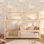 Lit en bois pour enfants en forme de maison fabriqué en bois de pin de couleur bois naturel avec des barrières latérales
