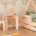 Chaise et table TABKR en contreplaqué de pin naturel Montessori dans la chambre d’enfant.