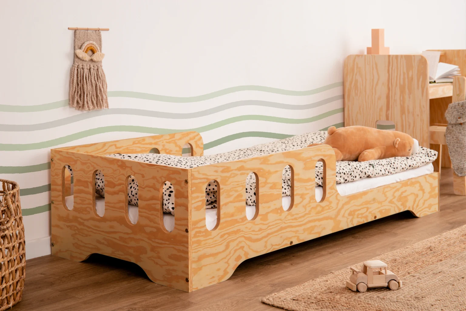 Lit simple enfant en bois avec barrière de sécurité et sommier TILA 6 Montessori