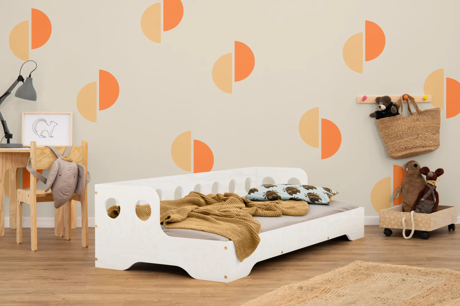 Lit simple en bois pour enfant TILA 5S avec barrière de sécurité et sommier cadre style canapé Montessori