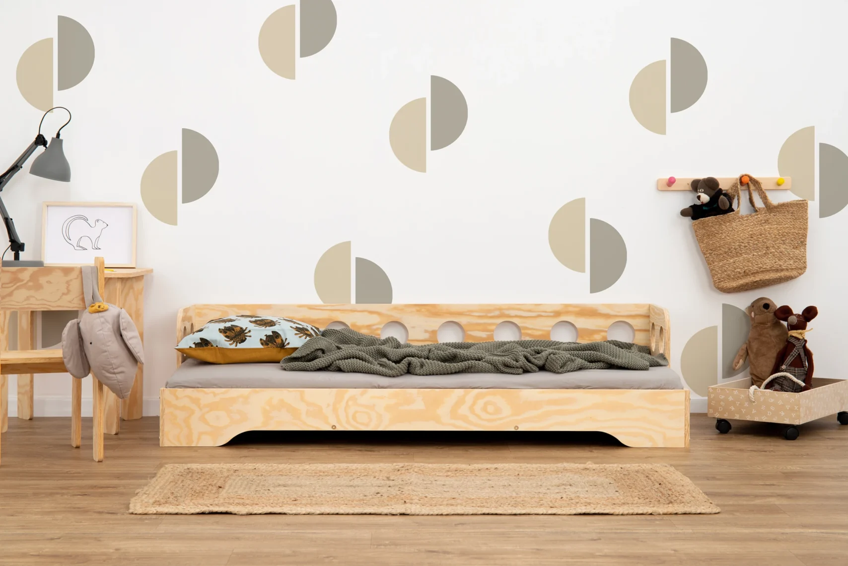 Lit simple en pin pour enfant TILA 5S avec barrière de sécurité et sommier cadre style canapé scandinave
