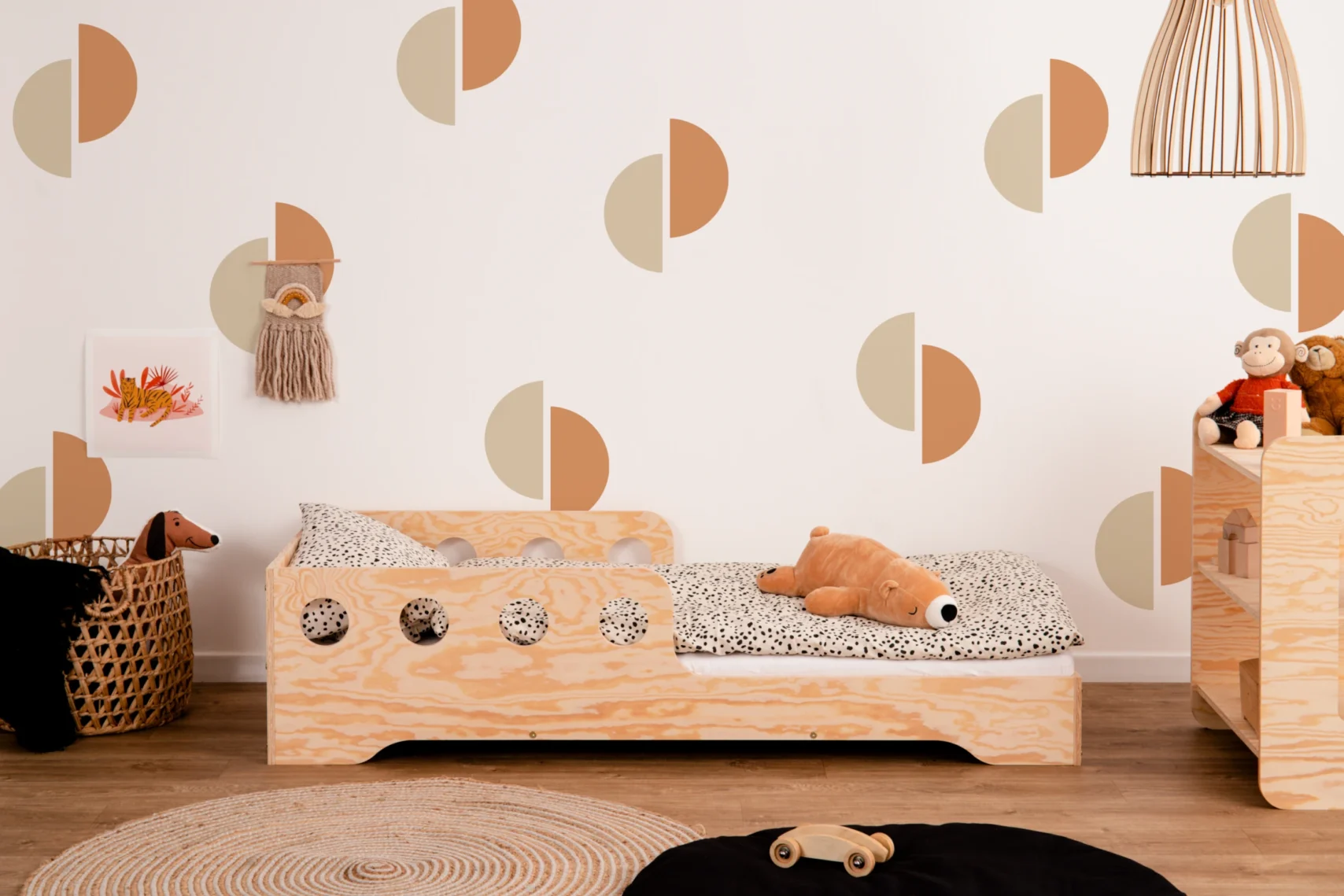 Lit simple en pin pour enfant avec barrière de sécurité et sommier TILA 6C scandinave