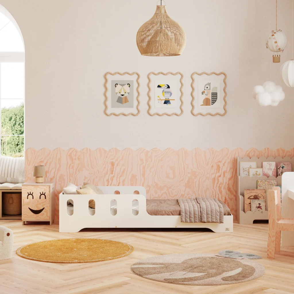 Lit en bois fabriqué en contreplaqué de pin couleur blanc avec une barrière à ouvertures