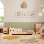 Lit en bois fabriqué en contreplaqué de pin couleur bois naturel avec une barrière à ouvertures