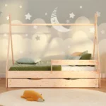 Lit enfant en bois style tipi en contreplaqué de pin couleur bois naturel avec barrière latérale et tiroir coulissant