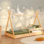 Lit enfant en bois de style tipi en contreplaqué de pin couleur bois verni avec barrière latérale