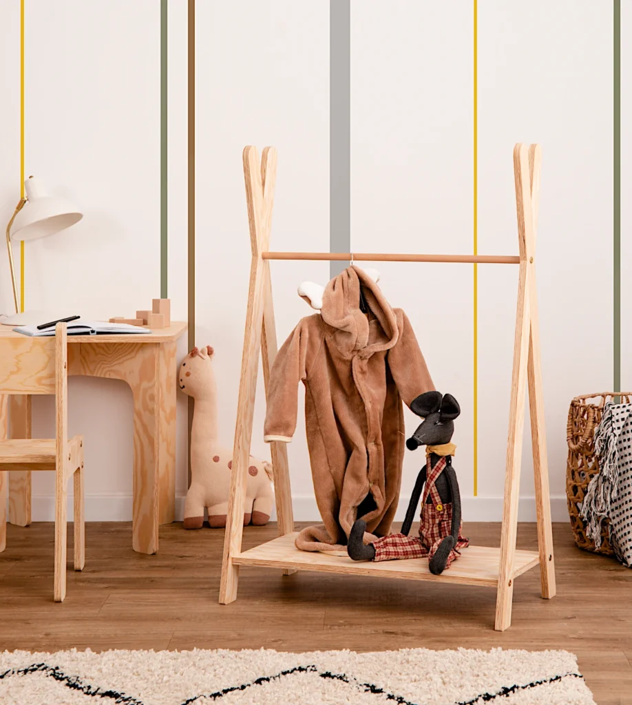 Porte-manteau en bois en forme de tipi avec étagère inférieure taille M