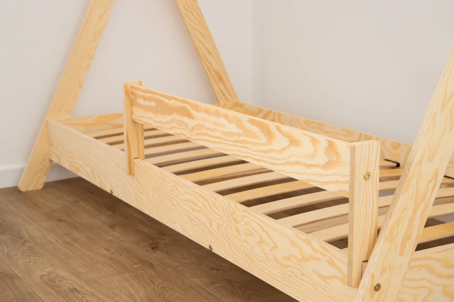 Barrière de protection en bois pour lit d’enfant fabriquée en contreplaqué de pin de couleur bois naturel