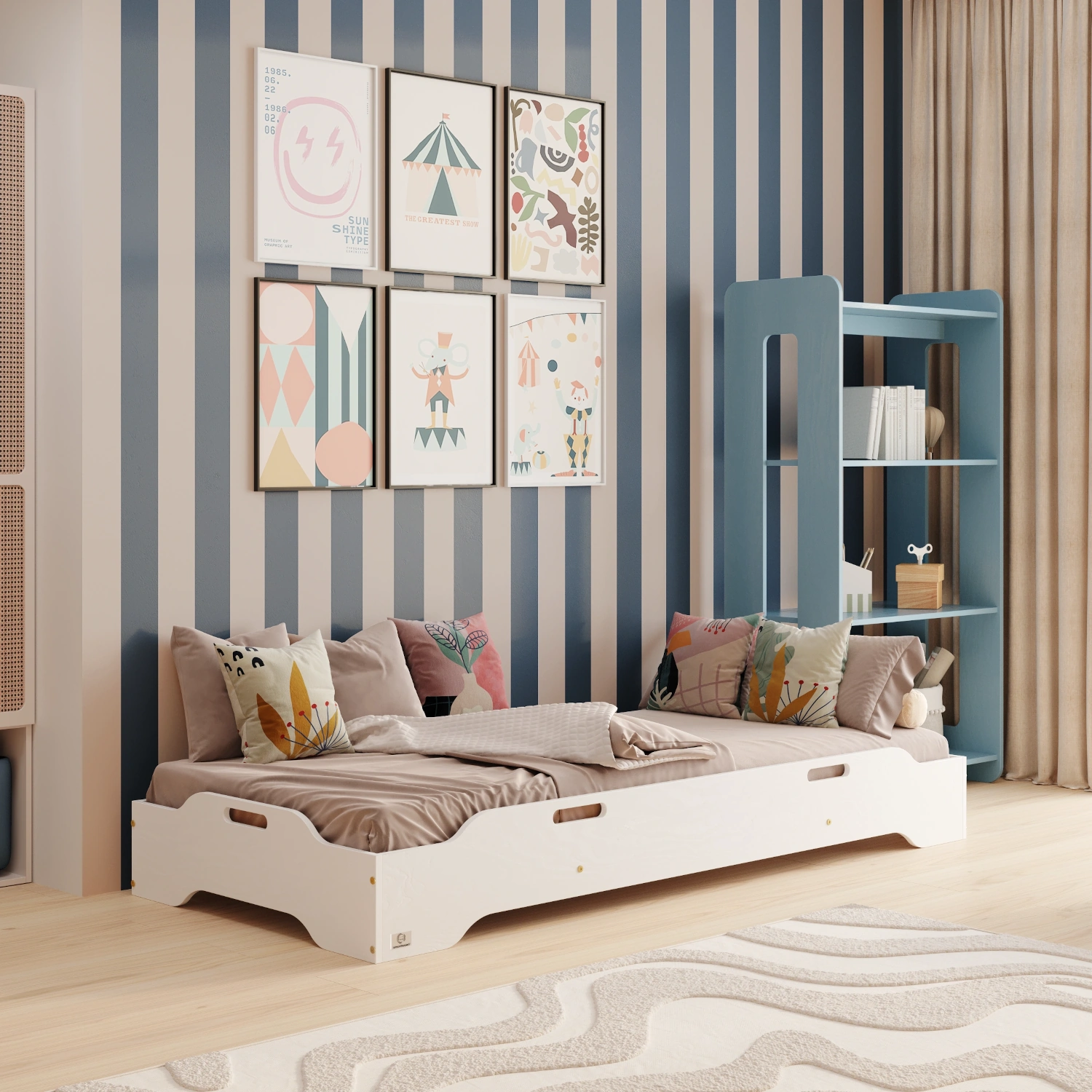 Lit enfant Montessori Tila 8 blanc avec panneaux bas et étagère bleue dans une chambre d'enfant