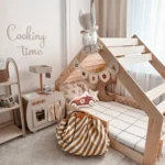 Lit cabane Moon G SmartWood en contreplaqué de pin naturel dans une chambre enfant cosy.