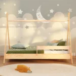 Lit pour enfant en bois de style tipi fabriqué en contreplaqué de pin de couleur bois laqué avec une barrière latérale
