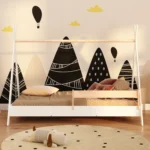 Lit pour enfant en bois de style tipi fabriqué en contreplaqué de pin de couleur blanche avec une barrière latérale