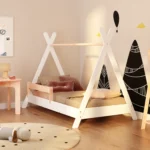 Lit pour enfant en bois de style tipi fabriqué en contreplaqué de pin de couleur blanche avec une barrière latérale