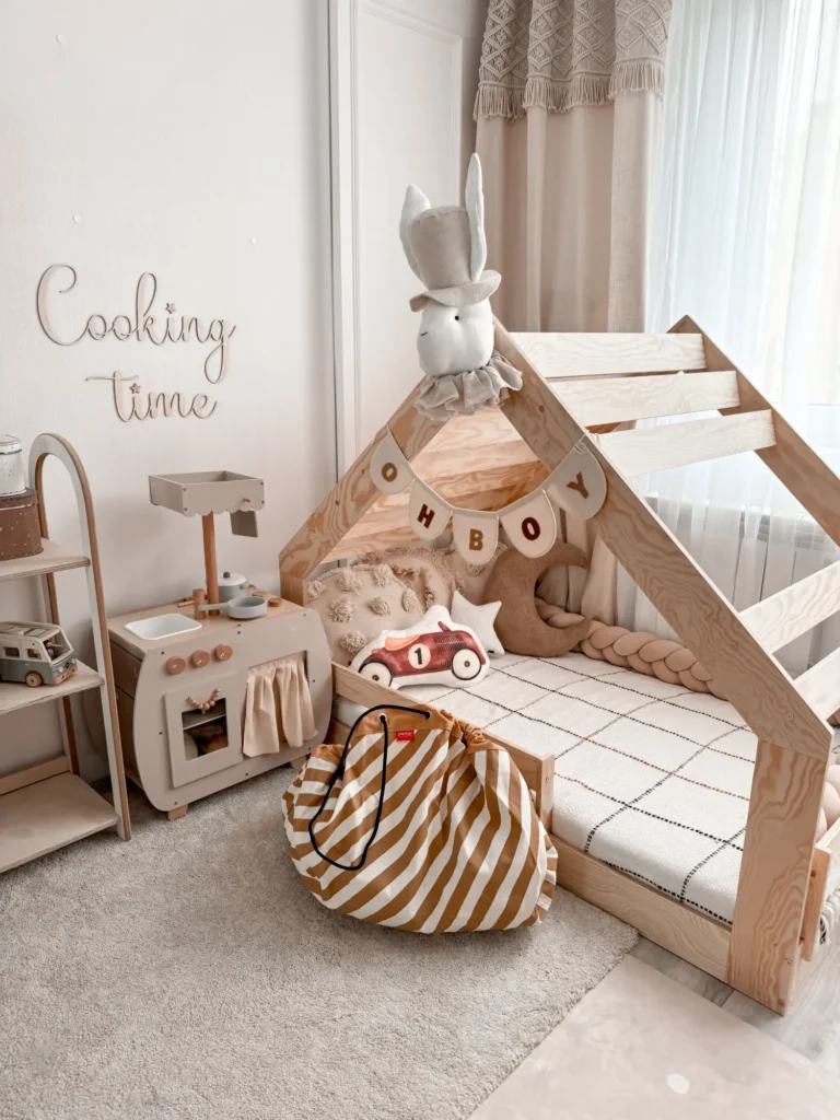 Lit cabane Moon G SmartWood en contreplaqué de pin naturel dans une chambre enfant cosy.