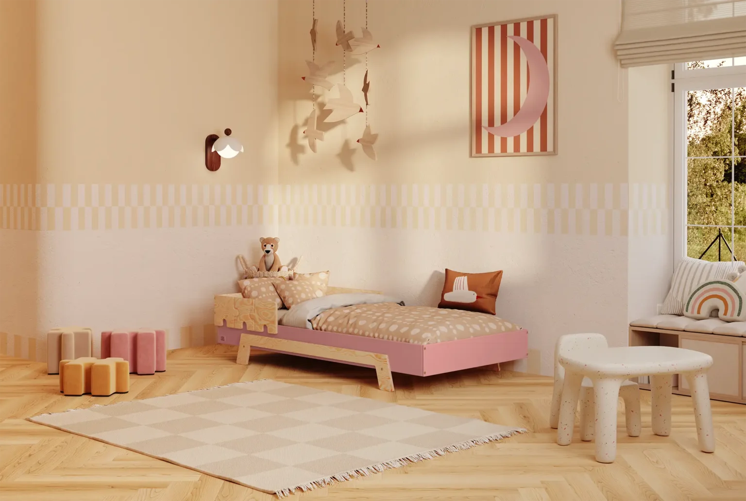 Lit enfant en contreplaqué de pin de couleur rose, avec une barrière en finition bois naturel et des pieds en bois naturel, placé dans une chambre d’enfant lumineuse.