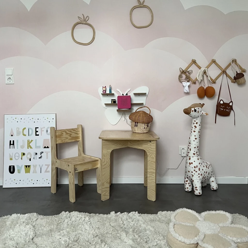 Ensemble pour enfants en bois composé d’une table et d’une chaise fabriqués en contreplaqué de pin