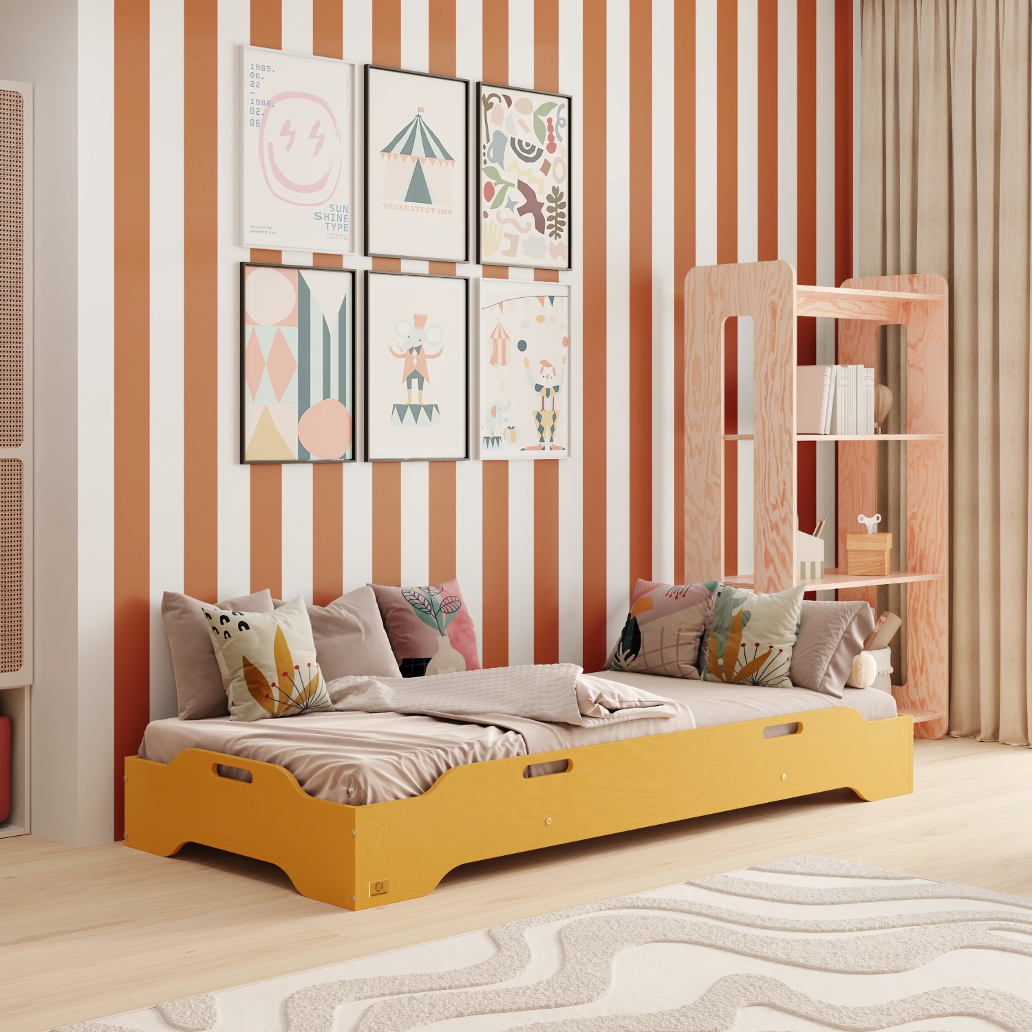 Lit enfant Montessori Tila 8 jaune moutarde avec panneaux bas ajourés dans une chambre d'enfant