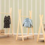 Portes-manteaux en bois en forme de tipi avec étagère inférieure, disponibles en différentes tailles